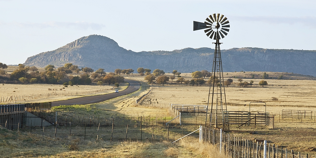 aSSFence Line Leading to Corrals & Windmill-iStock 1024 x 512